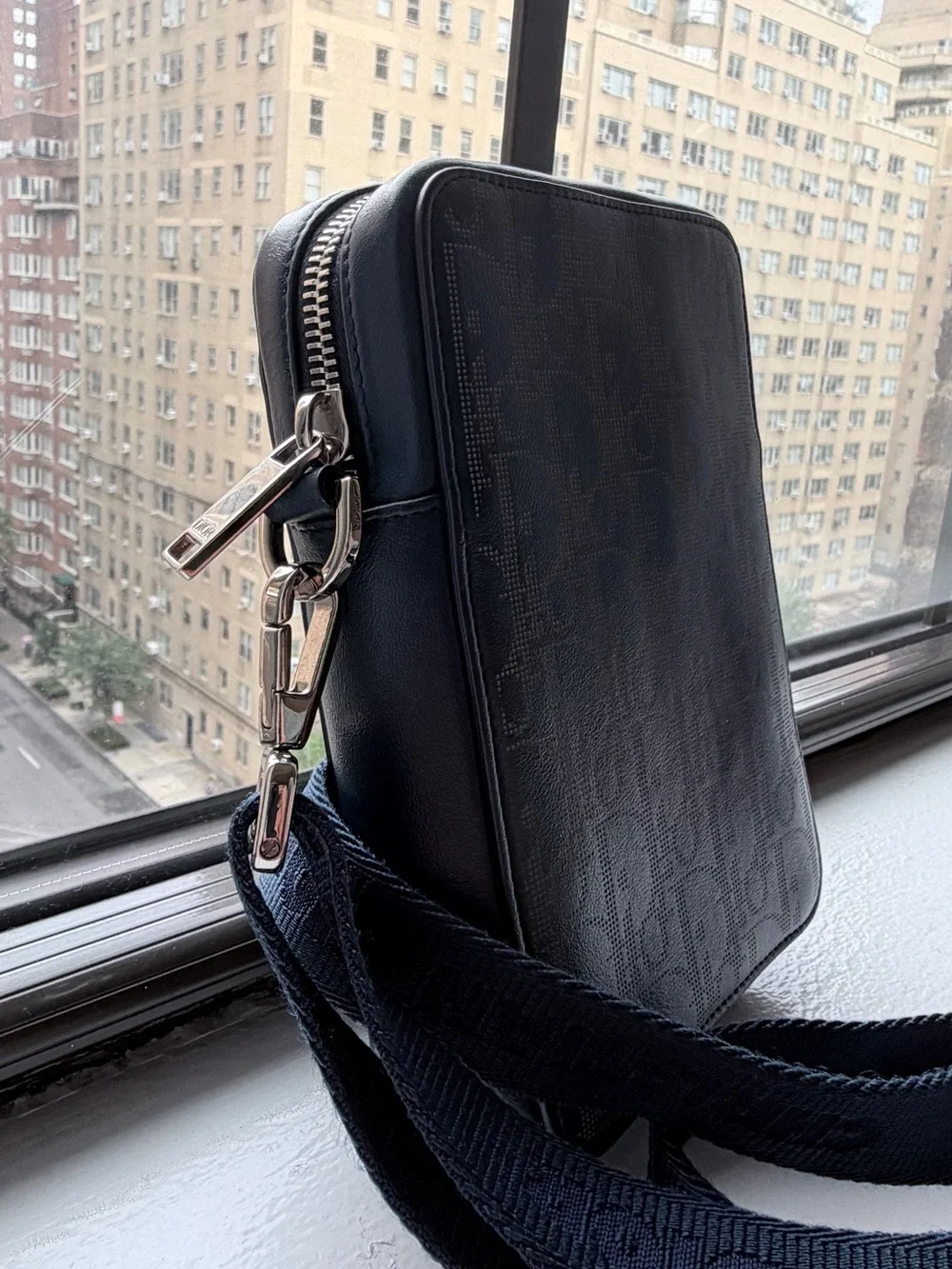 LUCRIN - White Leather-Peble. Le Phone Case with Black Frame